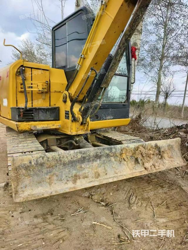 回轉(zhuǎn)馬達和主控閥(整機外觀) 回轉(zhuǎn)馬達和主控閥(整機外觀)