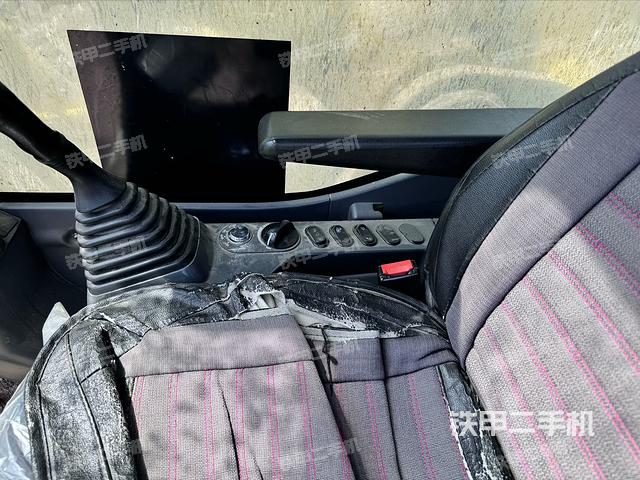 座椅左侧控制台/音响/含左手柄（驾驶室部分）