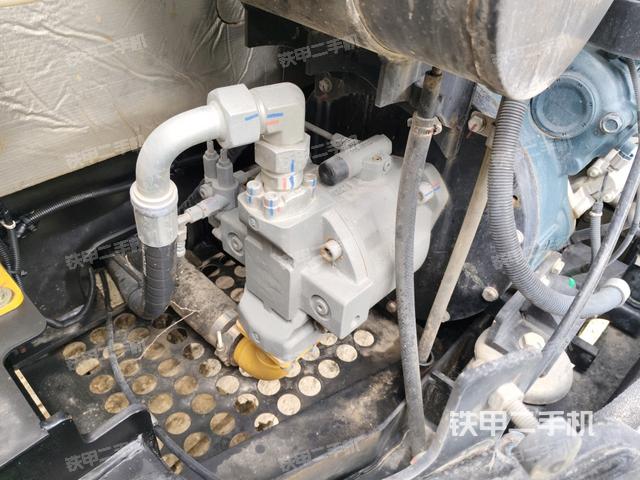 液壓泵艙室正面整體(整機外觀) 液壓泵艙室正面整體(整機外觀)