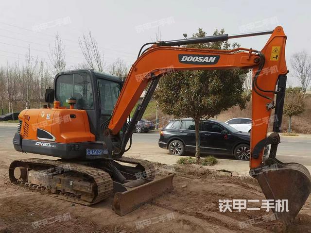 駕駛室整體(整機(jī)外觀) 駕駛室整體(整機(jī)外觀)