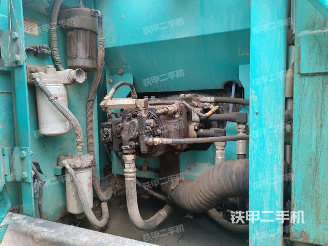 液壓泵艙室正面整體(整機外觀) 液壓泵艙室正面整體(整機外觀)