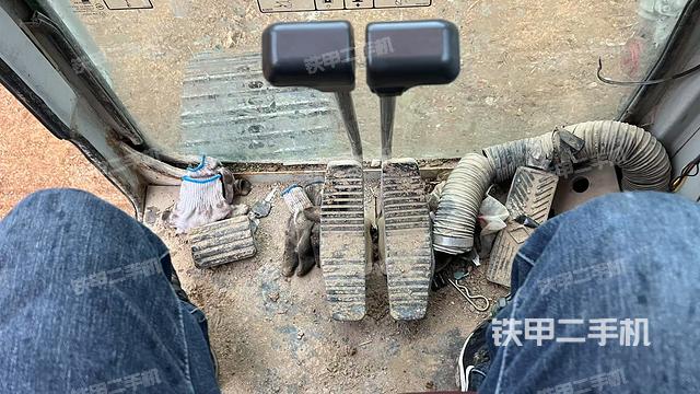 行走控制手柄和踏板?俯拍（駕駛室部分）