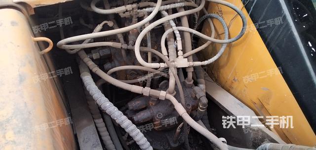 回转马达和主控阀（整机外观）