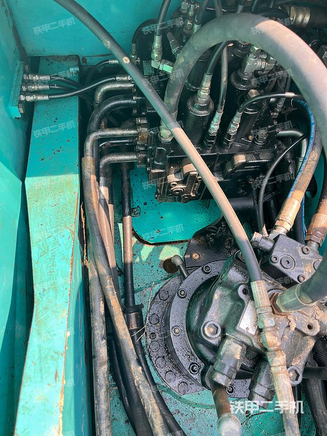 回转马达和主控阀（整机外观）