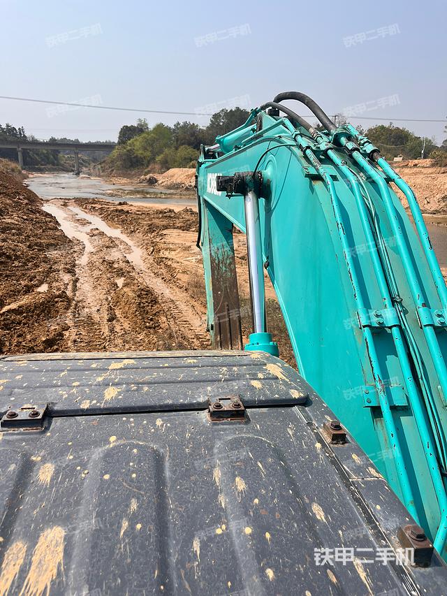 驾驶室顶部（整机外观）