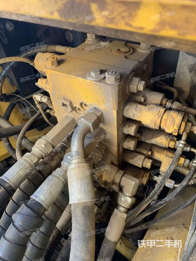 回轉(zhuǎn)馬達(dá)和主控閥（整機(jī)外觀）