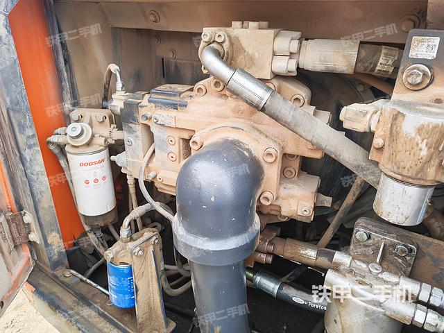 液压泵舱室正面整体（整机外观）