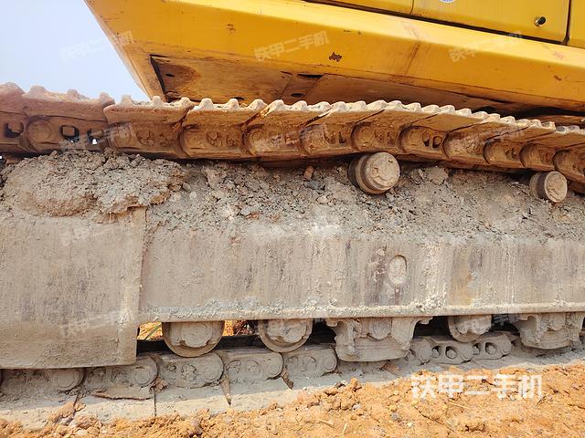 回轉(zhuǎn)馬達和主控閥(整機外觀) 回轉(zhuǎn)馬達和主控閥(整機外觀)