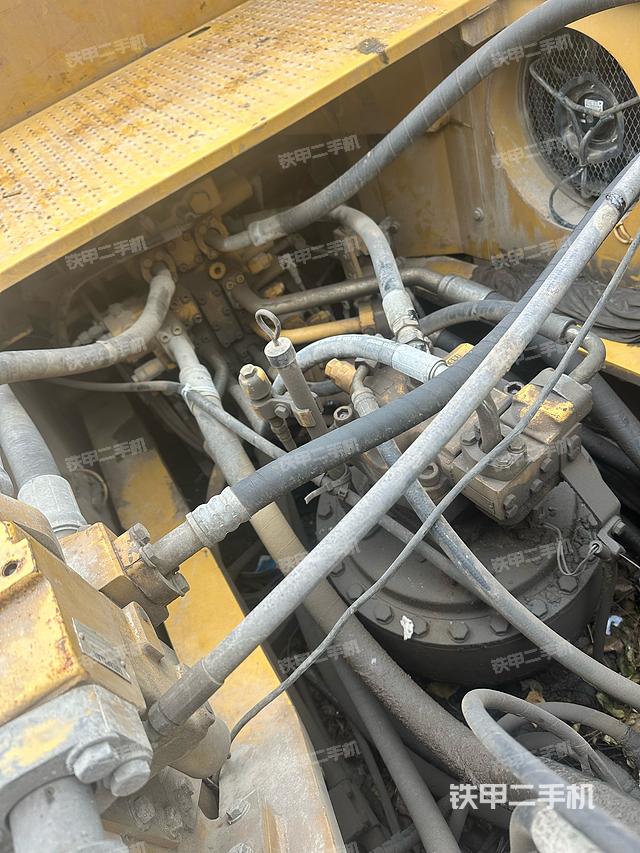 回转马达和主控阀（整机外观）