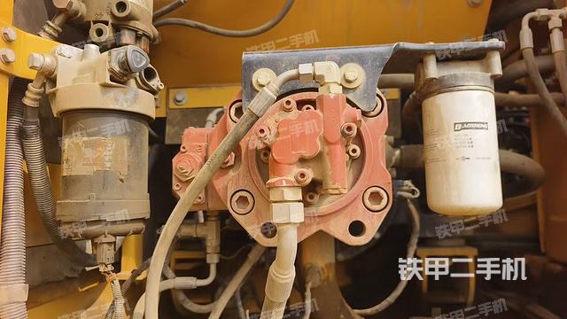 液壓泵艙室正面整體(整機外觀) 液壓泵艙室正面整體(整機外觀)