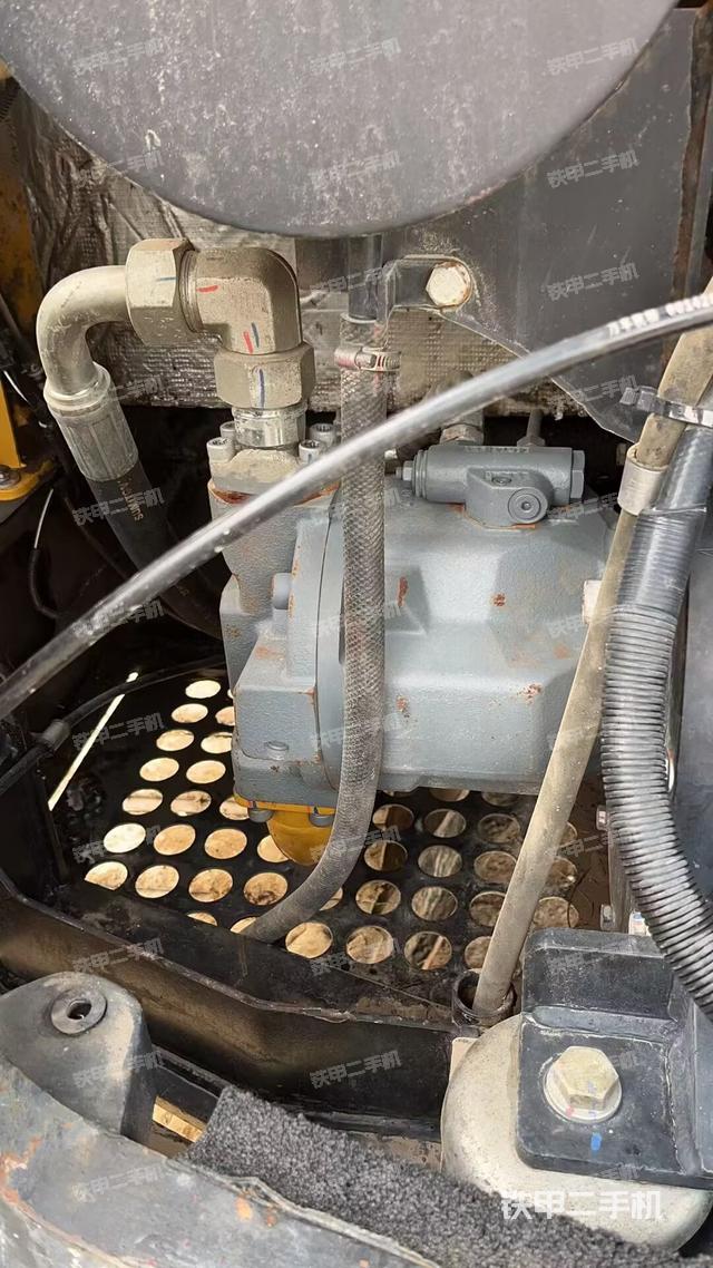液壓泵艙室正面整體(整機外觀) 液壓泵艙室正面整體(整機外觀)