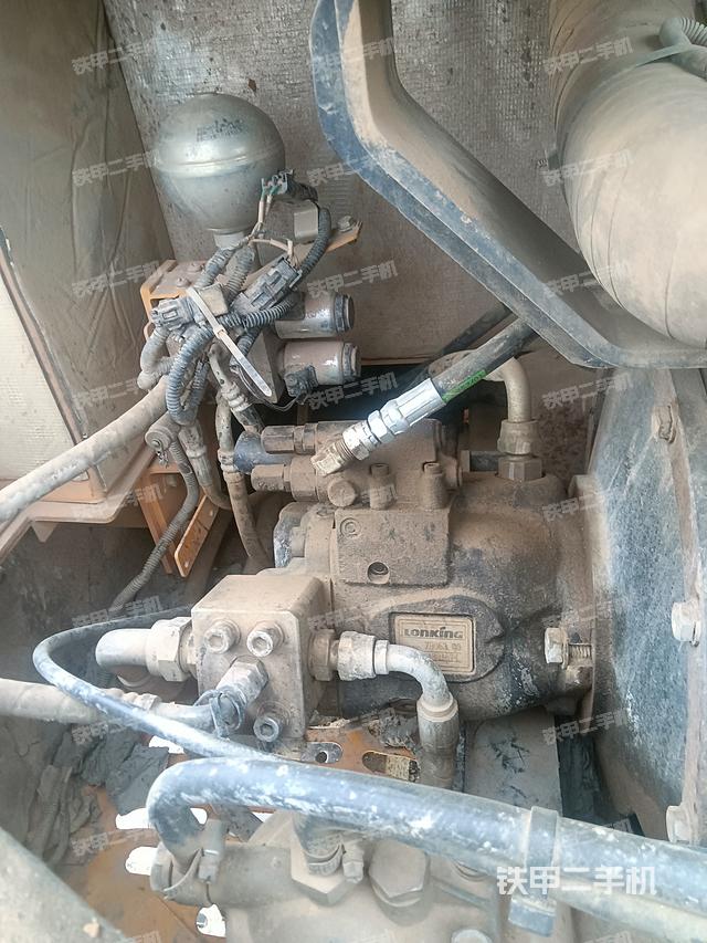 液壓泵艙室正面整體(整機(jī)外觀) 液壓泵艙室正面整體(整機(jī)外觀)