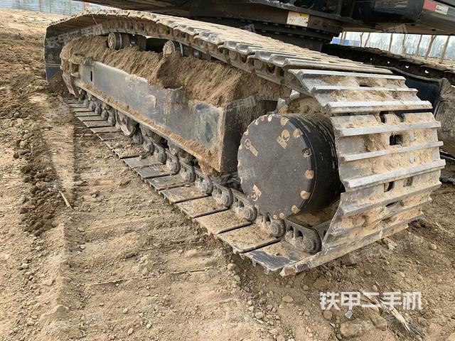 單側(cè)履帶整體(整機(jī)外觀) 單側(cè)履帶整體(整機(jī)外觀)