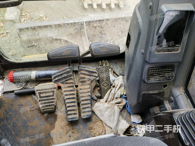 行走控制手柄和踏板?俯拍(駕駛室部分) 行走控制手柄和踏板?俯拍(駕駛室部分)