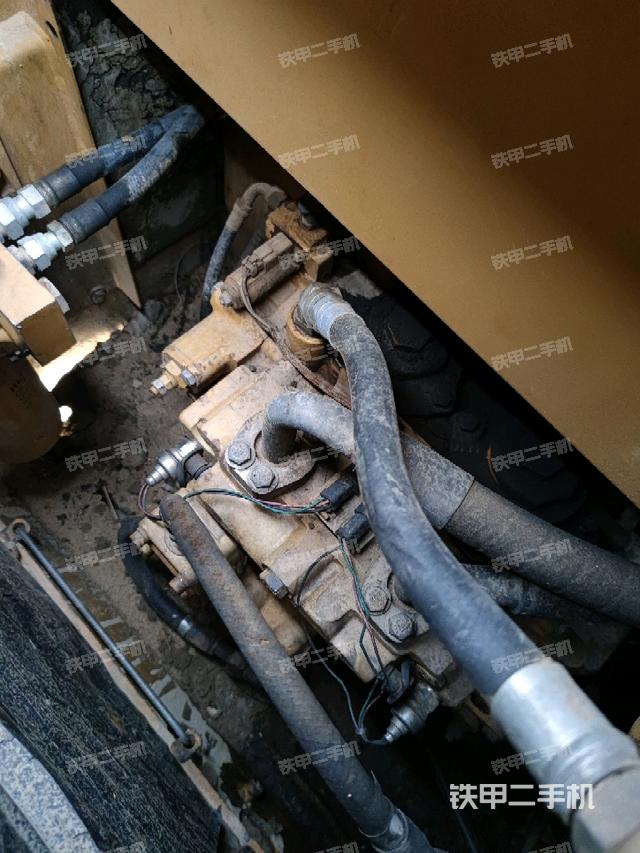 液壓泵艙室正面整體(整機外觀) 液壓泵艙室正面整體(整機外觀)