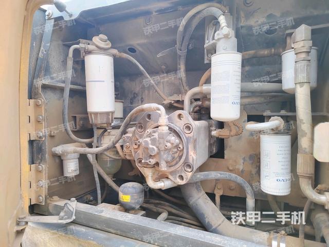 液壓泵艙室正面整體(整機外觀) 液壓泵艙室正面整體(整機外觀)