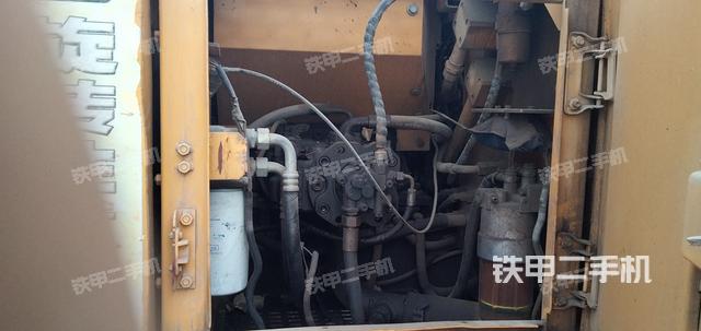 液压泵舱室正面整体（整机外观）