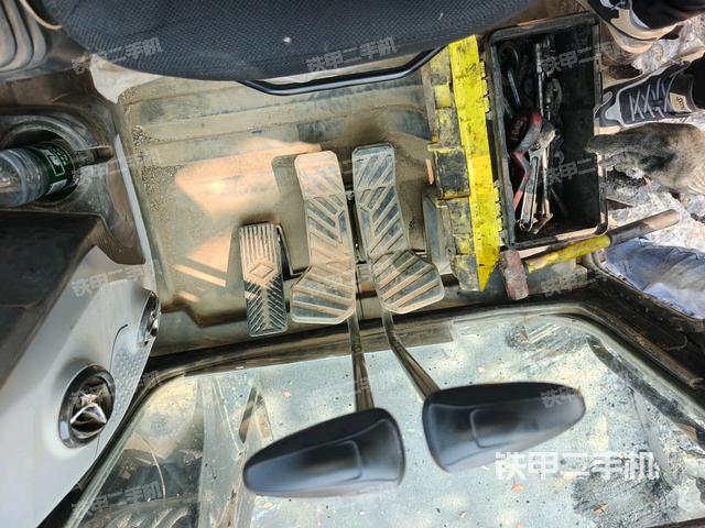 行走控制手柄和踏板?俯拍（駕駛室部分）