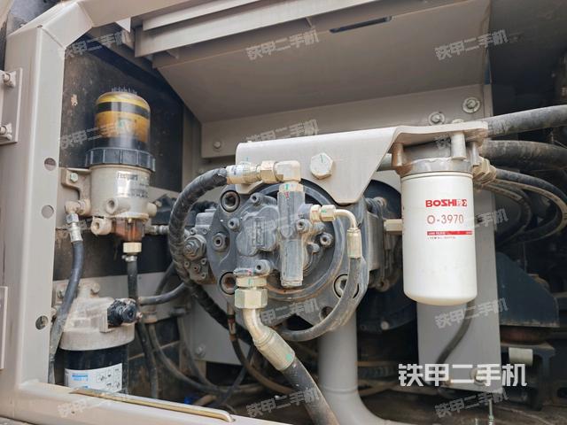 液壓泵艙室正面整體（整機外觀）