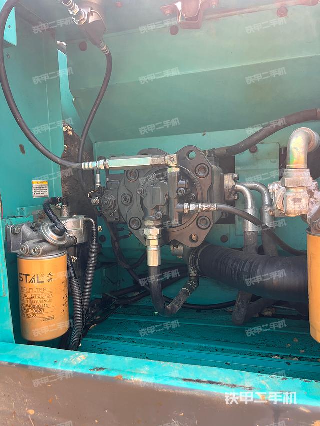 液压泵舱室正面整体（整机外观）