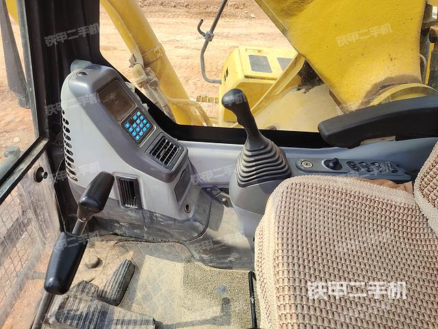 駕駛室頂部(整機外觀) 駕駛室頂部(整機外觀)