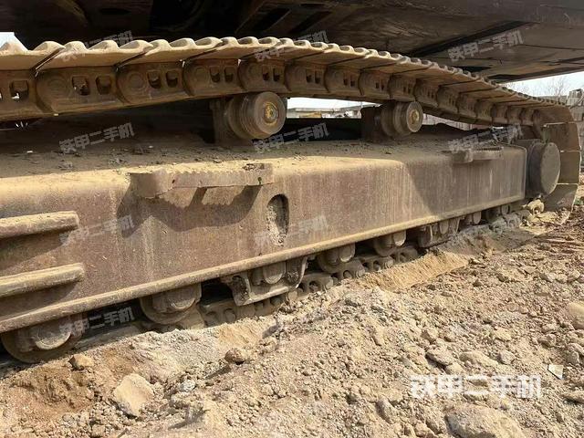 單側(cè)履帶整體(整機(jī)外觀) 單側(cè)履帶整體(整機(jī)外觀)