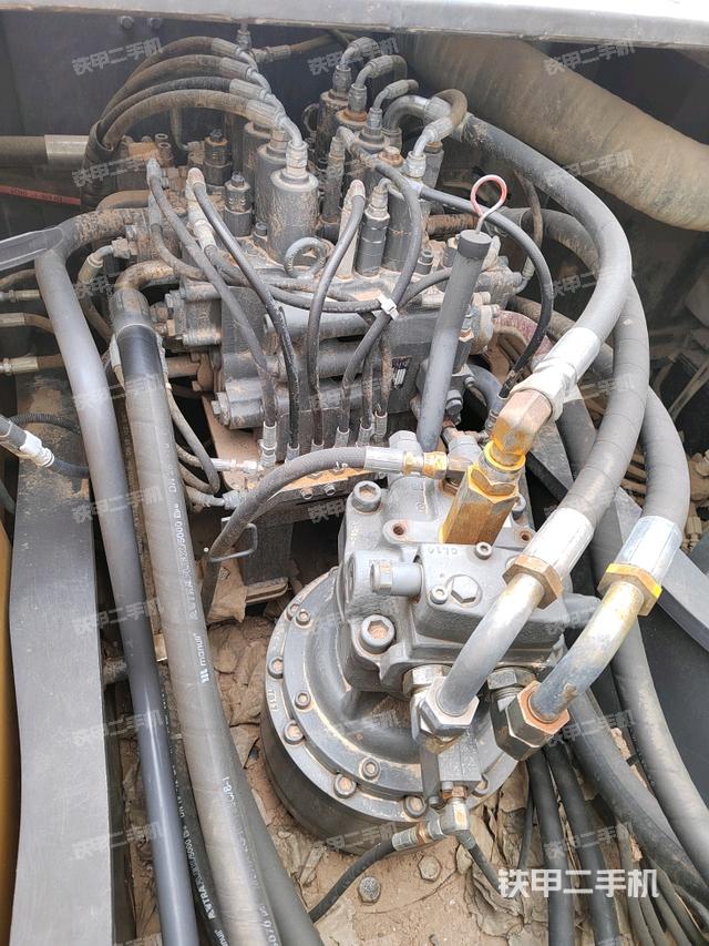 回轉(zhuǎn)馬達和主控閥(整機外觀) 回轉(zhuǎn)馬達和主控閥(整機外觀)