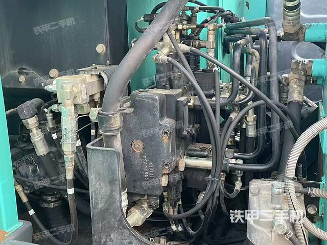 液壓泵艙室正面整體(整機(jī)外觀) 液壓泵艙室正面整體(整機(jī)外觀)