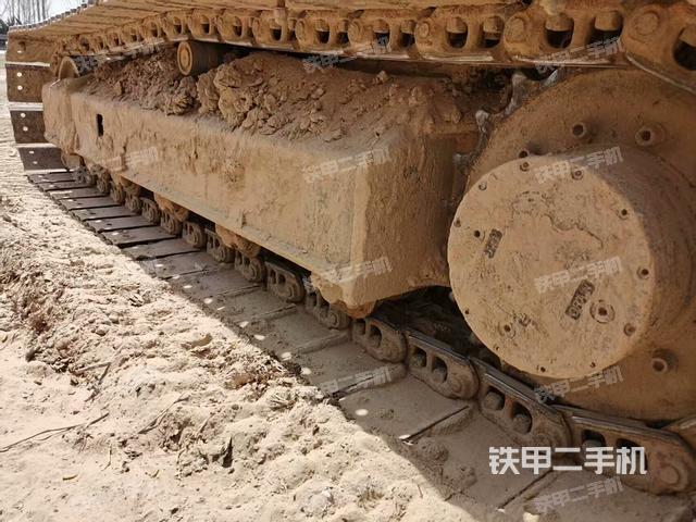 單側(cè)履帶整體(整機(jī)外觀) 單側(cè)履帶整體(整機(jī)外觀)
