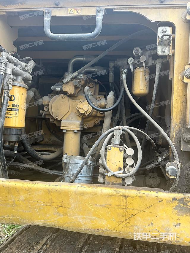 液压泵舱室正面整体（整机外观）