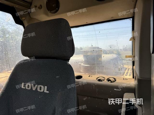 行走控制手柄和踏板 俯拍（驾驶室部分）