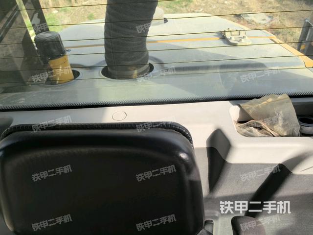 駕駛室頂蓬內(nèi)（壓路機(jī)駕駛室）