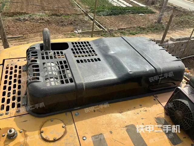 駕駛室頂部(整機(jī)外觀) 駕駛室頂部(整機(jī)外觀)