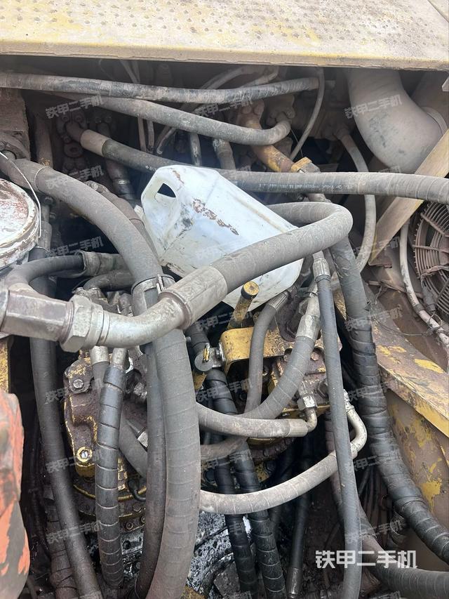 回轉(zhuǎn)馬達(dá)和主控閥（整機(jī)外觀）