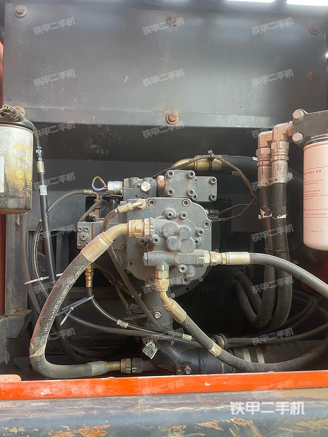 液压泵舱室正面整体（整机外观）