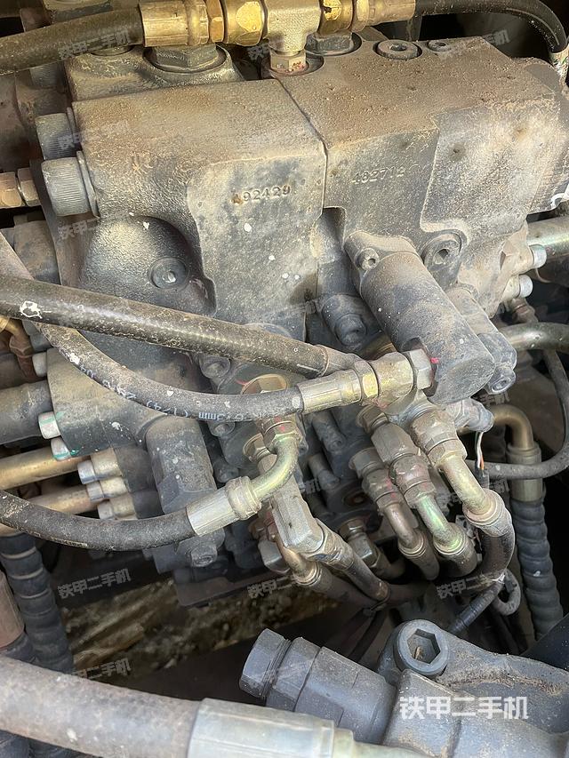 回转马达和主控阀（整机外观）