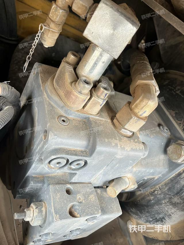 液壓泵艙室正面整體(整機外觀) 液壓泵艙室正面整體(整機外觀)