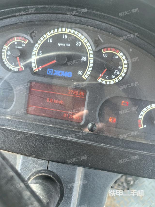 操作臺(tái)全景（壓路機(jī)駕駛室）