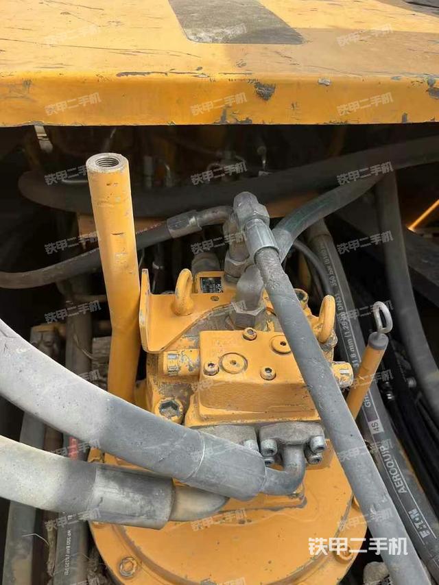 回轉(zhuǎn)馬達(dá)和主控閥(整機(jī)外觀) 回轉(zhuǎn)馬達(dá)和主控閥(整機(jī)外觀)