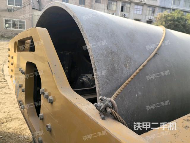 后輪左側(cè)全景（壓路機(jī)前后車架）