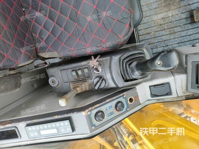 座椅右側(cè)控制臺(tái)/鑰匙門/油門/含右手柄(駕駛室部分) 座椅右側(cè)控制臺(tái)/鑰匙門/油門/含右手柄(駕駛室部分)