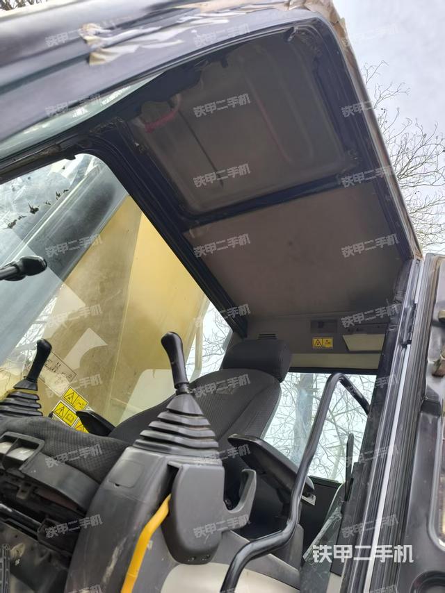 駕駛室頂部（整機外觀）