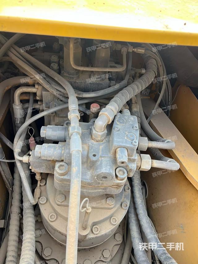 回轉(zhuǎn)馬達(dá)和主控閥（整機(jī)外觀）