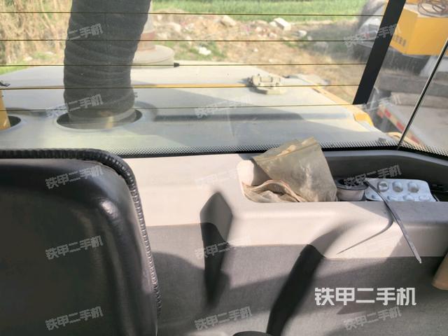 駕駛室側(cè)向上照全景（壓路機(jī)駕駛室）