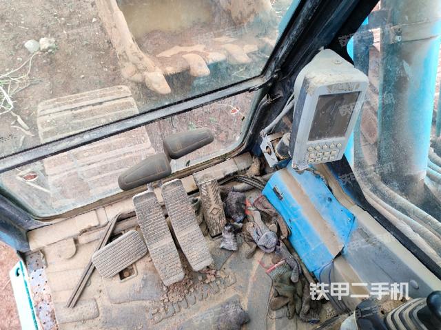 行走控制手柄和踏板?俯拍（駕駛室部分）