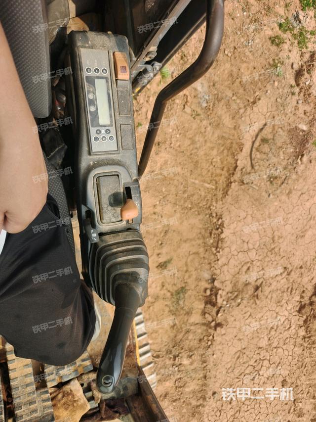 座椅右側控制臺/鑰匙門/油門/含右手柄(駕駛室部分) 座椅右側控制臺/鑰匙門/油門/含右手柄(駕駛室部分)