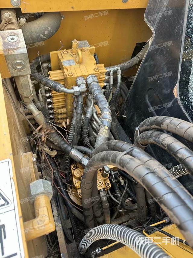 回轉(zhuǎn)馬達(dá)和主控閥（整機(jī)外觀）