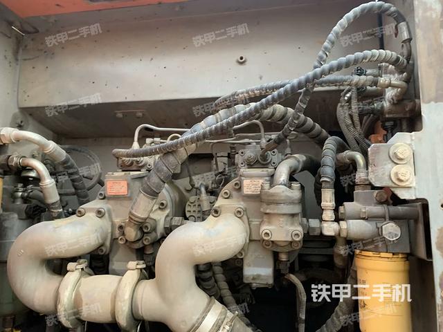 液壓泵艙室正面整體(整機外觀) 液壓泵艙室正面整體(整機外觀)