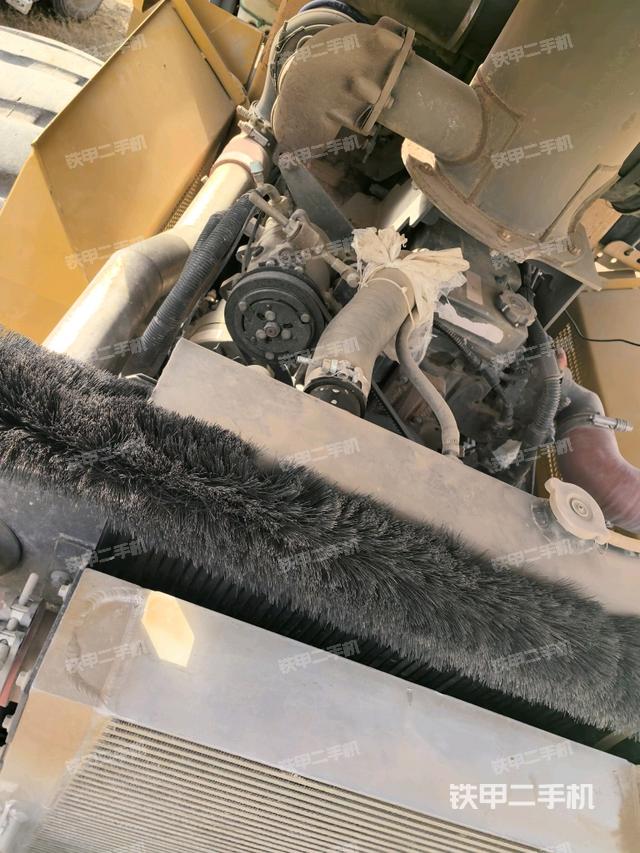 發(fā)動(dòng)機(jī)右側(cè)全景（壓路機(jī)發(fā)動(dòng)機(jī)艙）