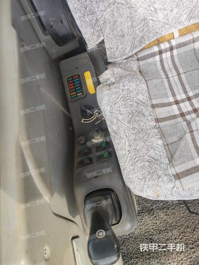 座椅右側(cè)控制臺/鑰匙門/油門/含右手柄（駕駛室部分）